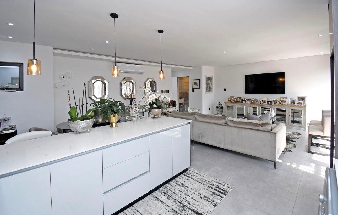 Duplex for rent in Illovo, Sandton, 210 m²