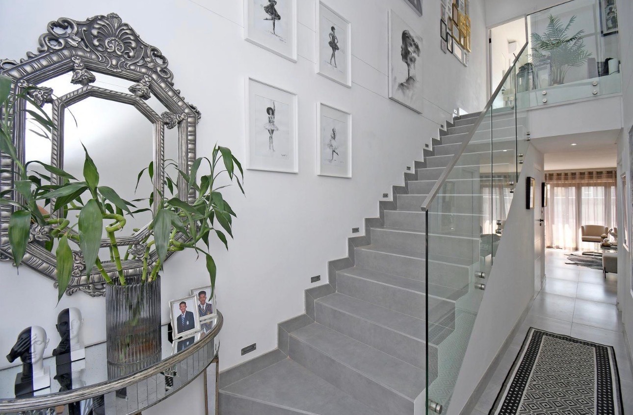Duplex for rent in Illovo, Sandton, 210 m²