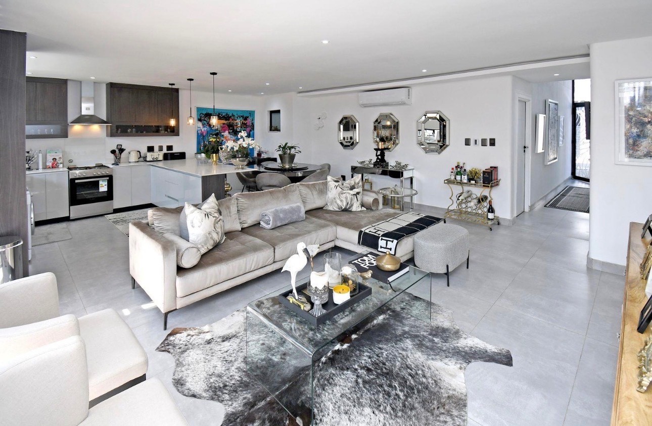 Duplex for rent in Illovo, Sandton, 210 m²