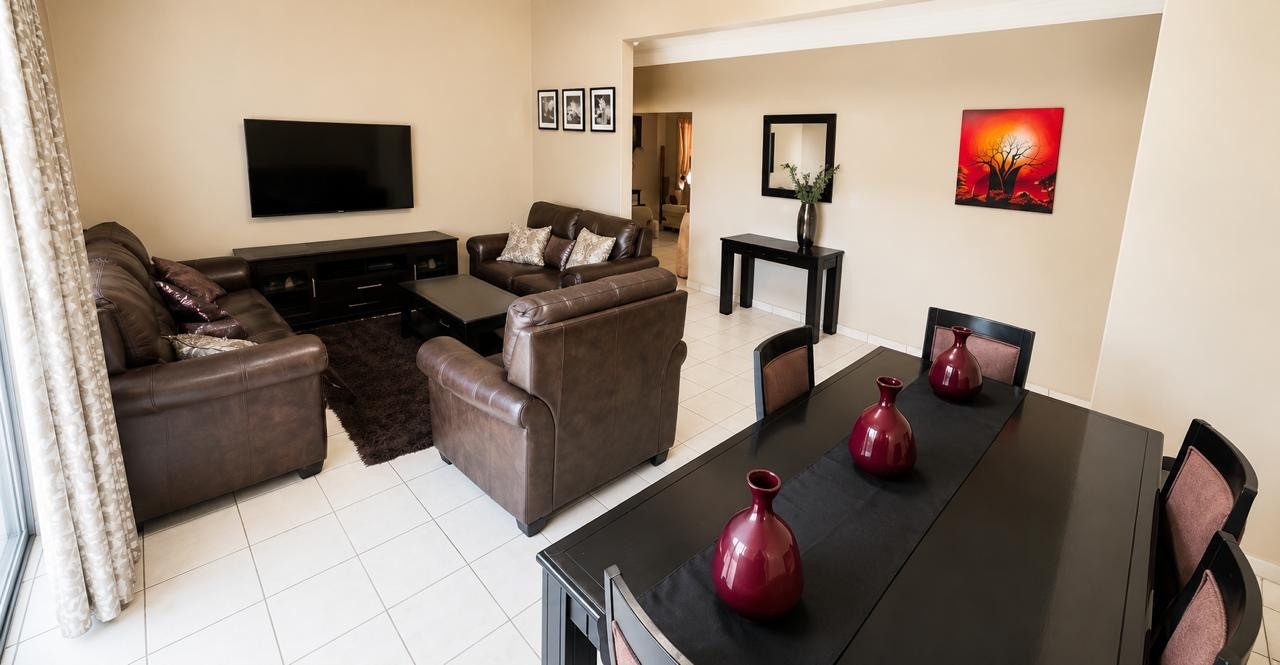 4 Bedroom House For Sale in Theresapark, Akasia 5