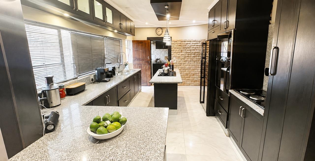 4 Bedroom House For Sale in Theresapark, Akasia 3