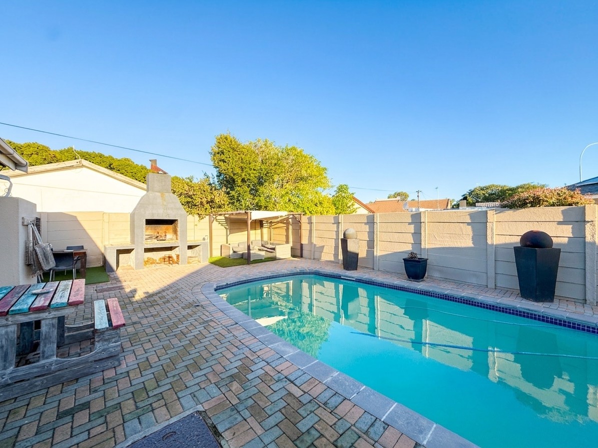 4 Bedroom Family Home with a 2 Bedroom Flatlet in Monte Vista, Goodwood