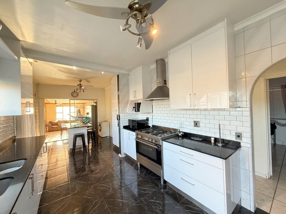 4 Bedroom Family Home with a 2 Bedroom Flatlet in Monte Vista, Goodwood