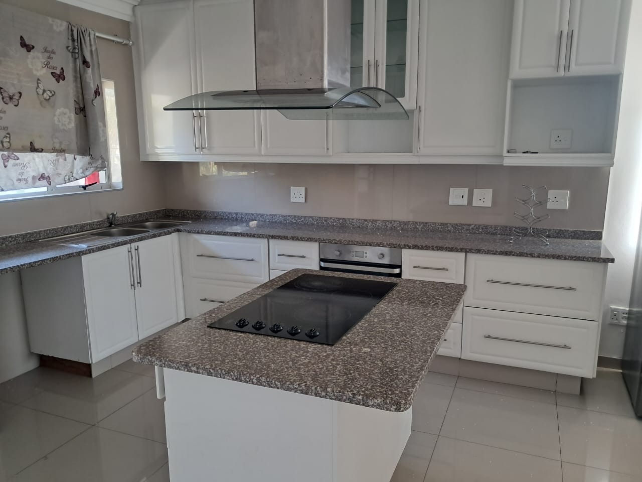 Luxurious Oceanview Top Floor Apartment With Private Beach
