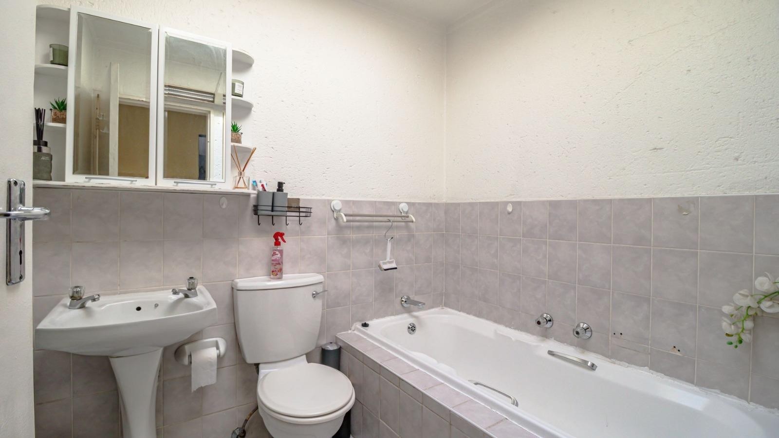 Two Bedroom Apartment in Sought-After Marais Steyn Park