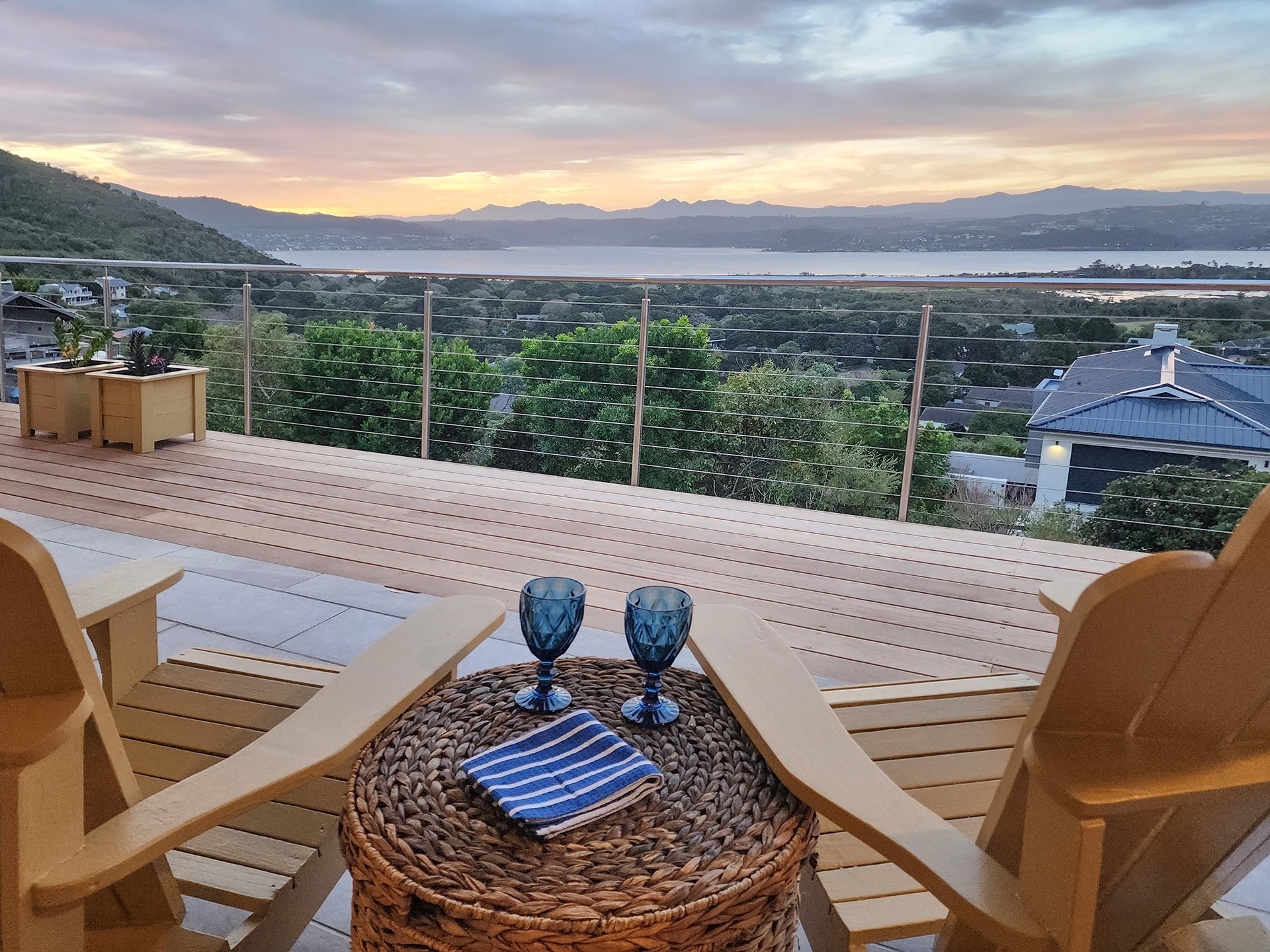 BEAUTIFUL FURNISHED 2 BEDROOM UNIT, VIEWS, SUNNY. TO RENT UNTIL NOVEMBER 2026