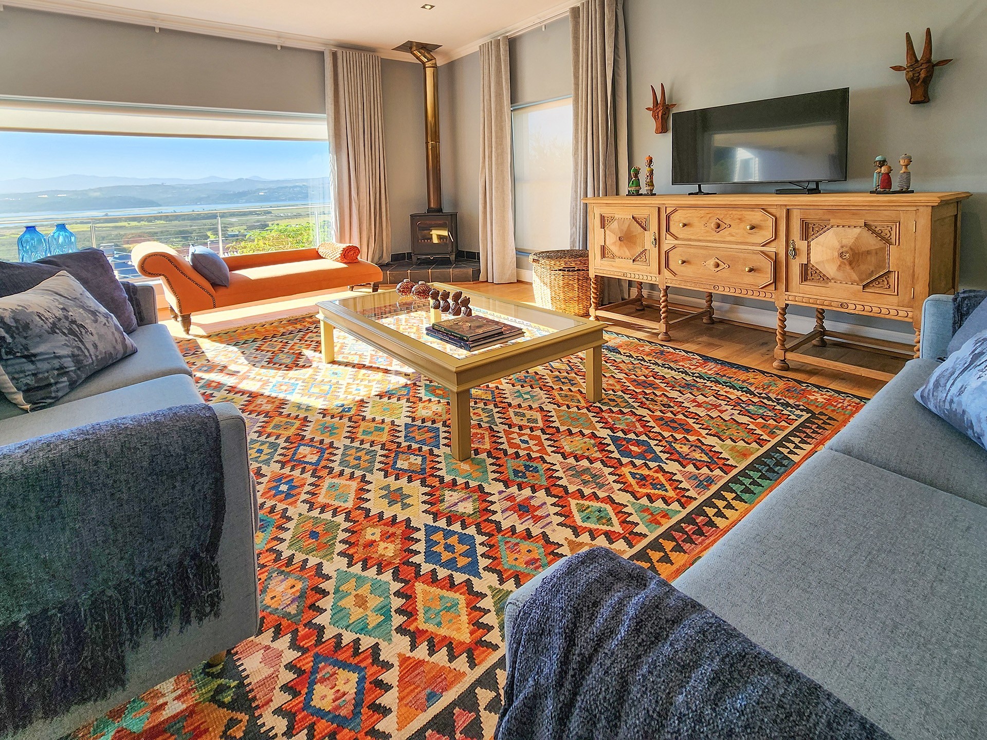 BEAUTIFUL FURNISHED 2 BEDROOM UNIT, VIEWS, SUNNY. TO RENT UNTIL NOVEMBER 2026