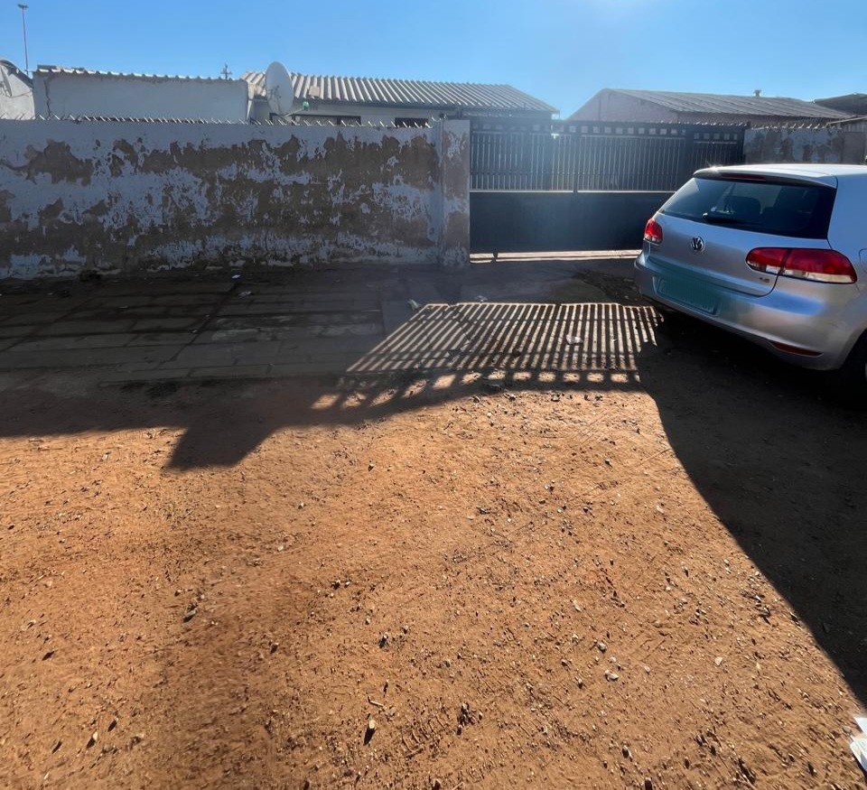 House For Sale in Tladi, Soweto