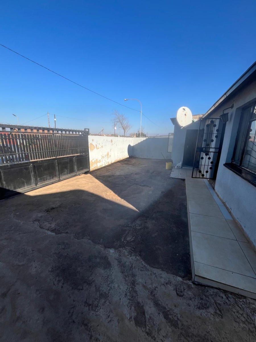 House For Sale in Tladi, Soweto