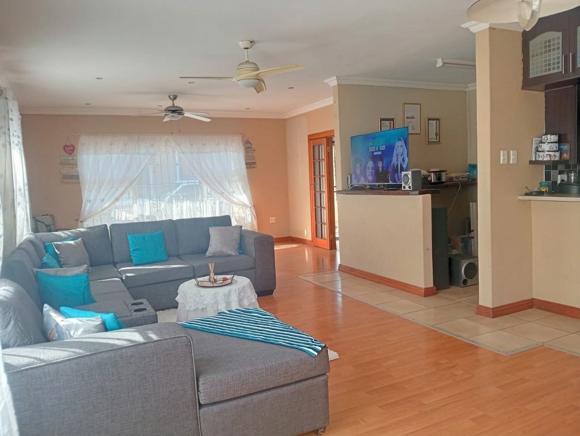 Spacious 3-Bedroom Family Home with 2-Bedroom Cottage