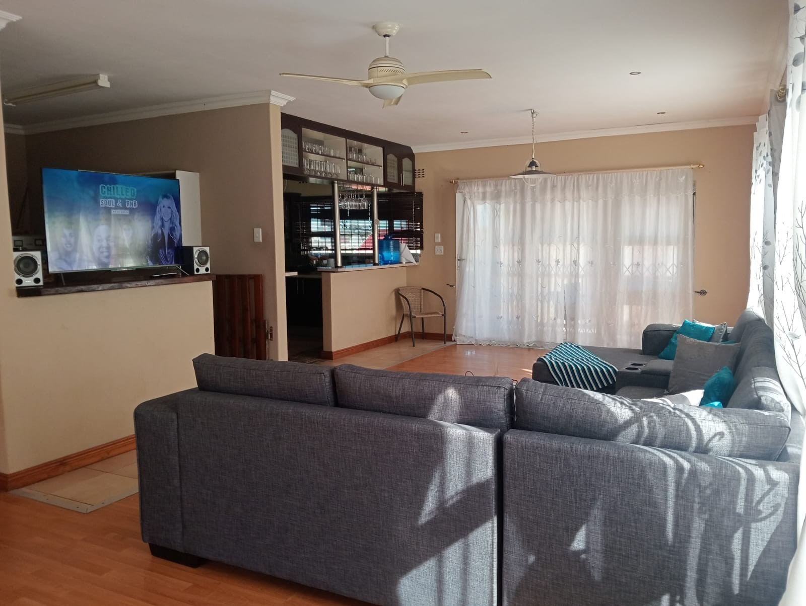 Spacious 3-Bedroom Family Home with 2-Bedroom Cottage