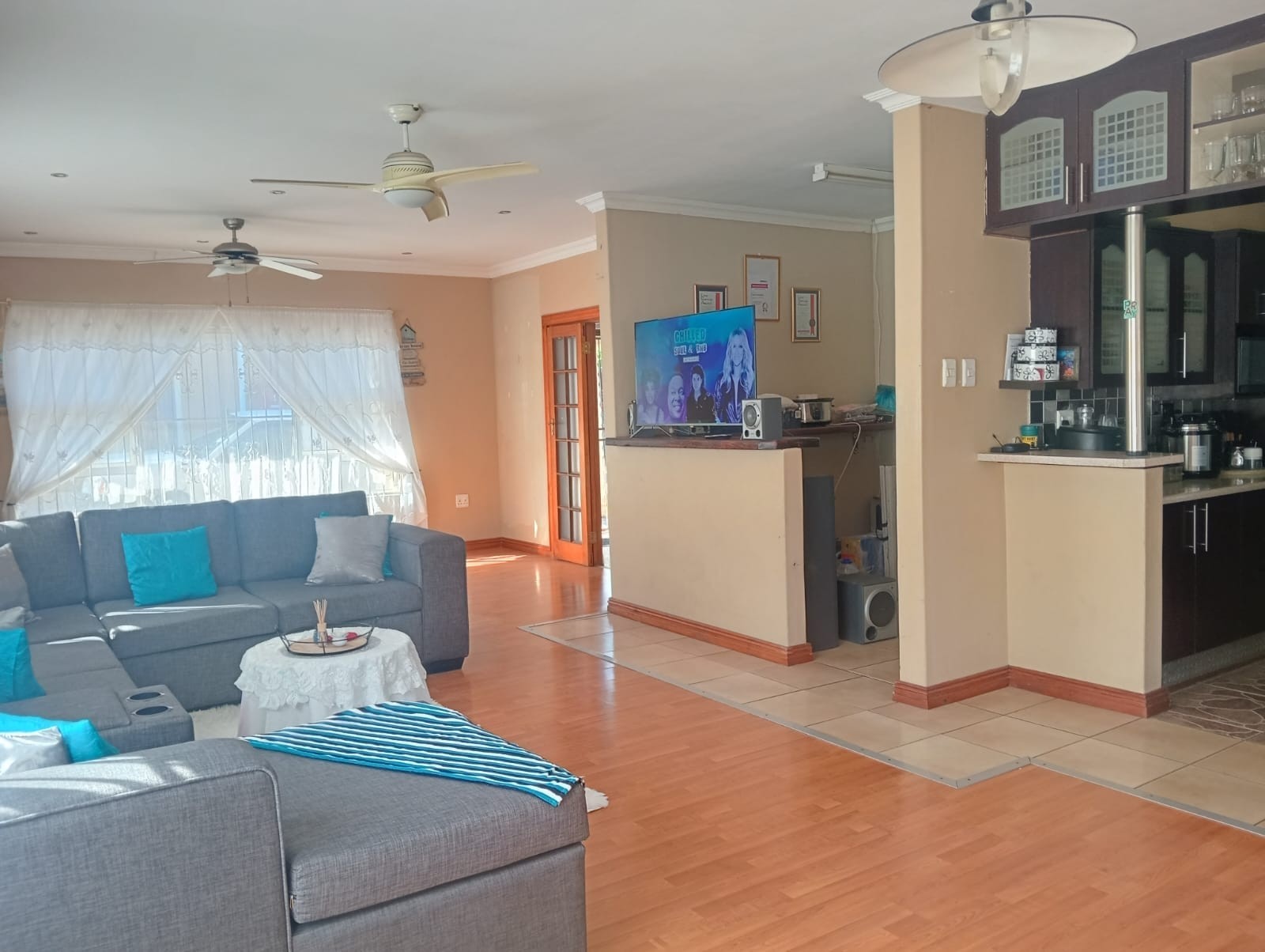 Spacious 3-Bedroom Family Home with 2-Bedroom Cottage