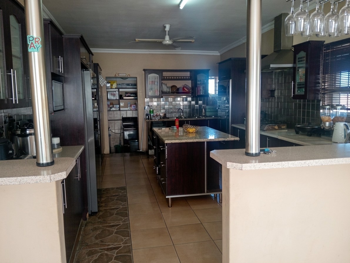 Spacious 3-Bedroom Family Home with 2-Bedroom Cottage