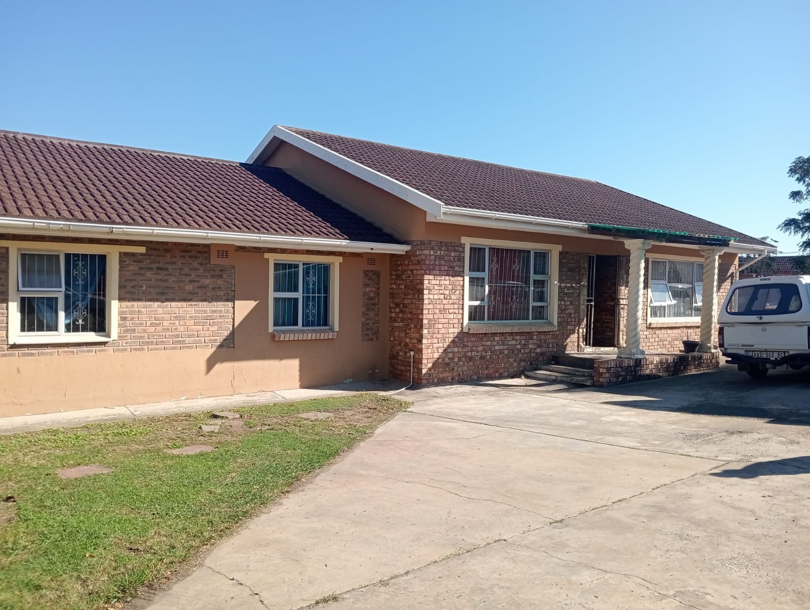 Spacious 3-Bedroom Family Home with 2-Bedroom Cottage