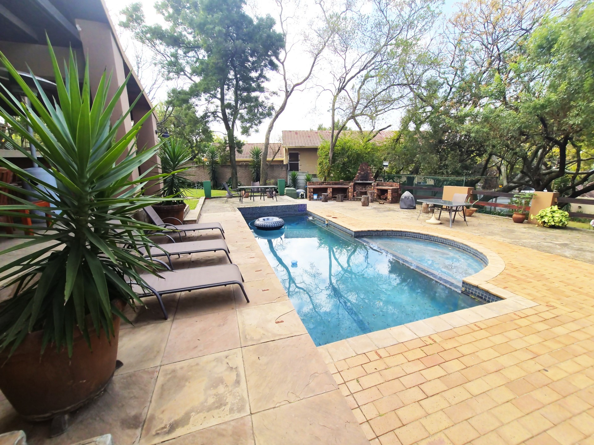House For Sale in Paulshof, Sandton