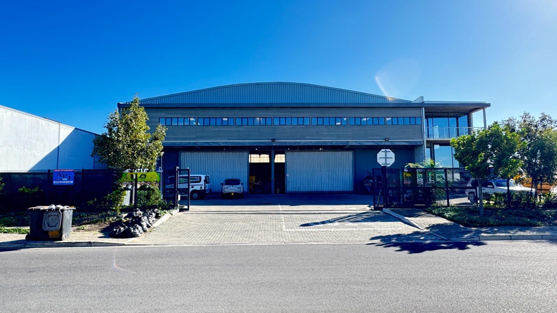 Industrial Warehouse To Let in Rivergate, Cape Town | Cranes, Yard and Parking