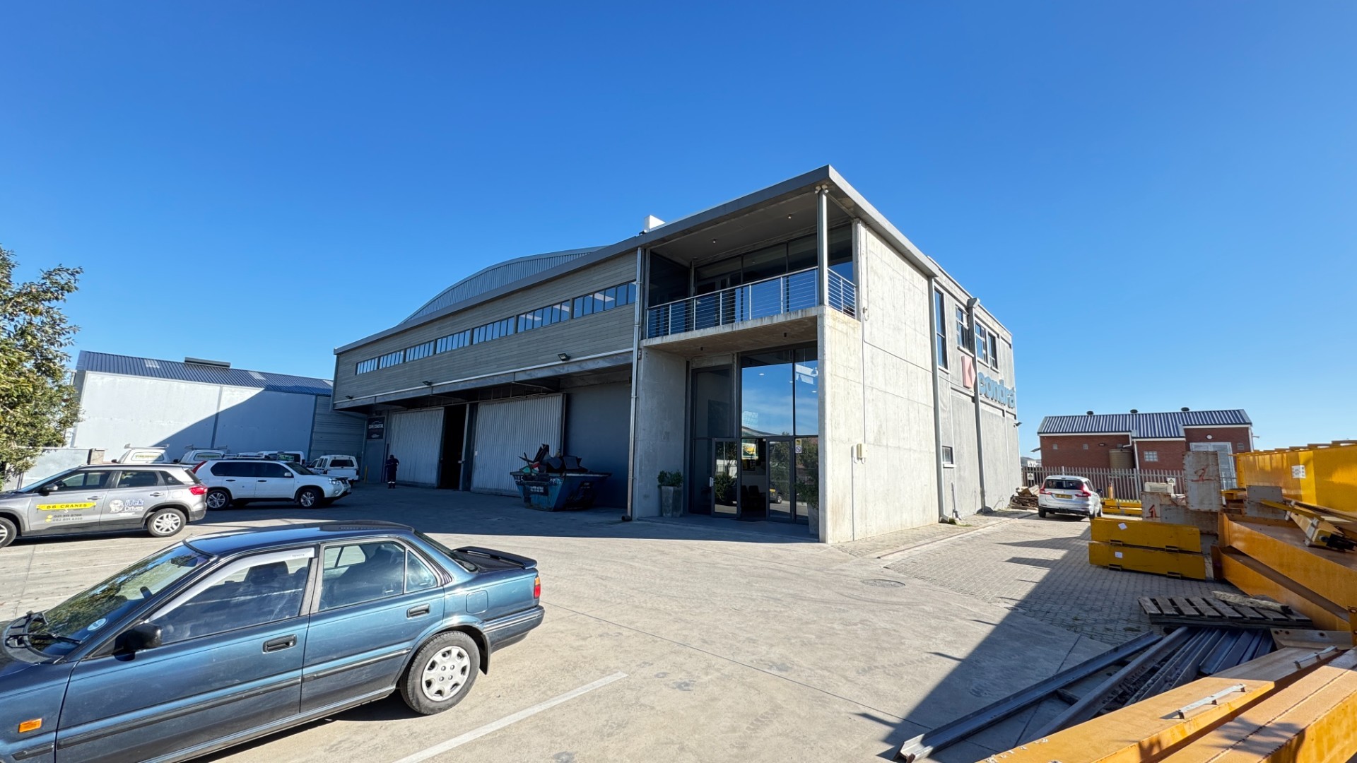 Industrial Warehouse To Let in Rivergate, Cape Town | Cranes, Yard and Parking