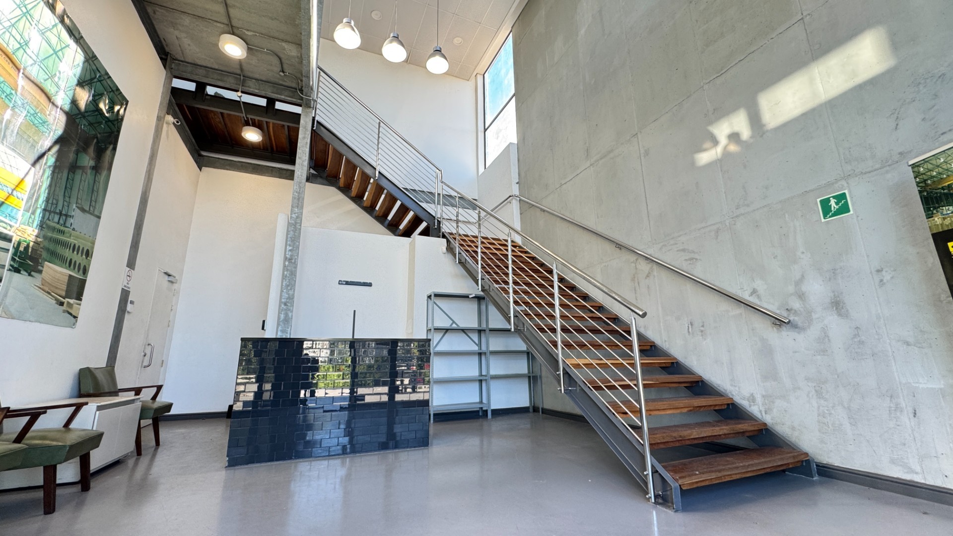 Industrial Warehouse To Let in Rivergate, Cape Town | Cranes, Yard and Parking