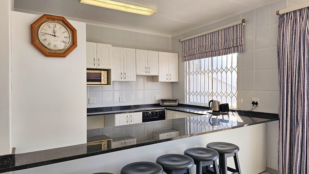 Pristine Spacious 3 Bedroom Apartment Sea Views