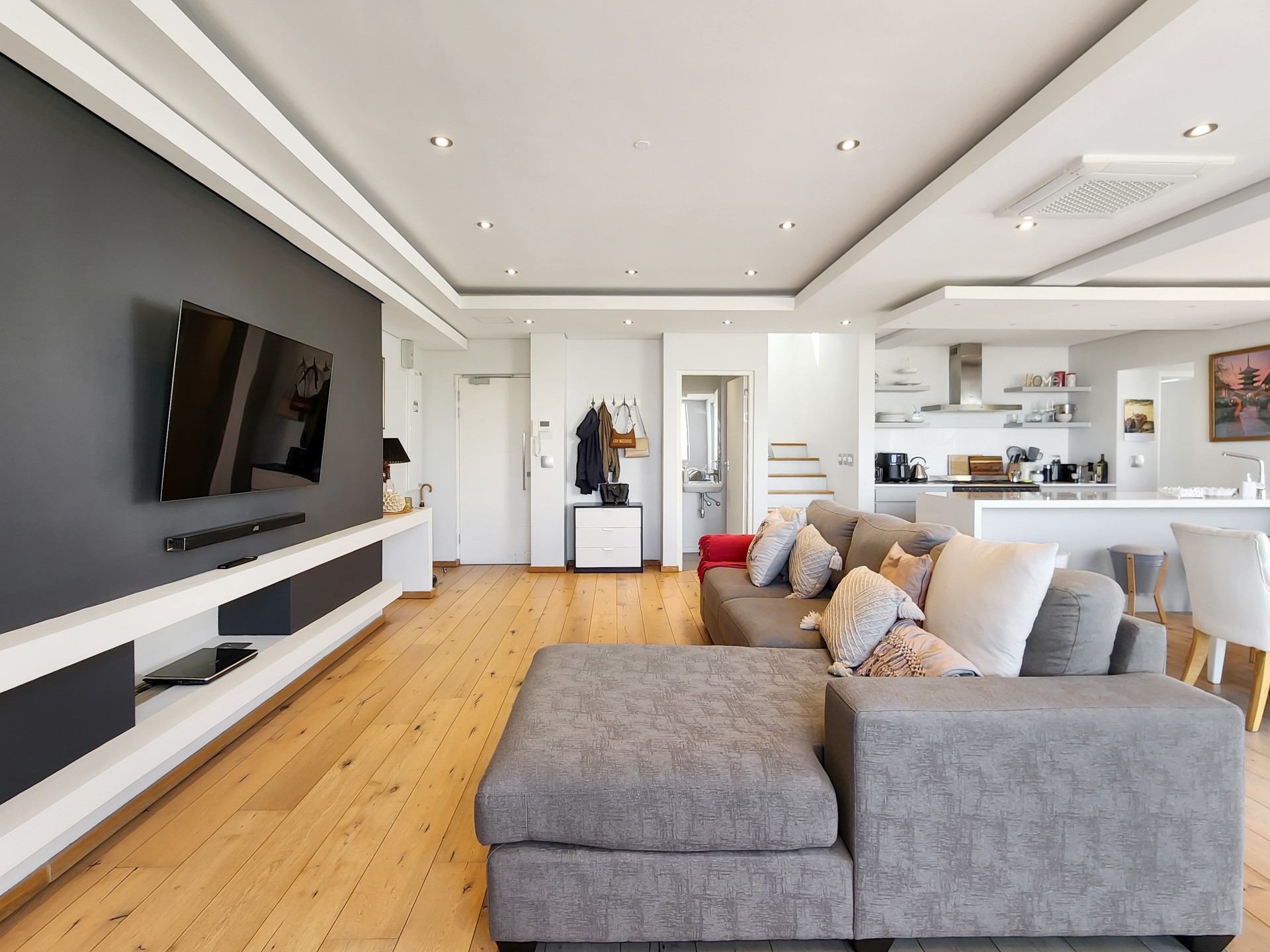 Spectacular Top-Floor Duplex Penthouse with Ocean Views in Prime Green Point Location to Rent