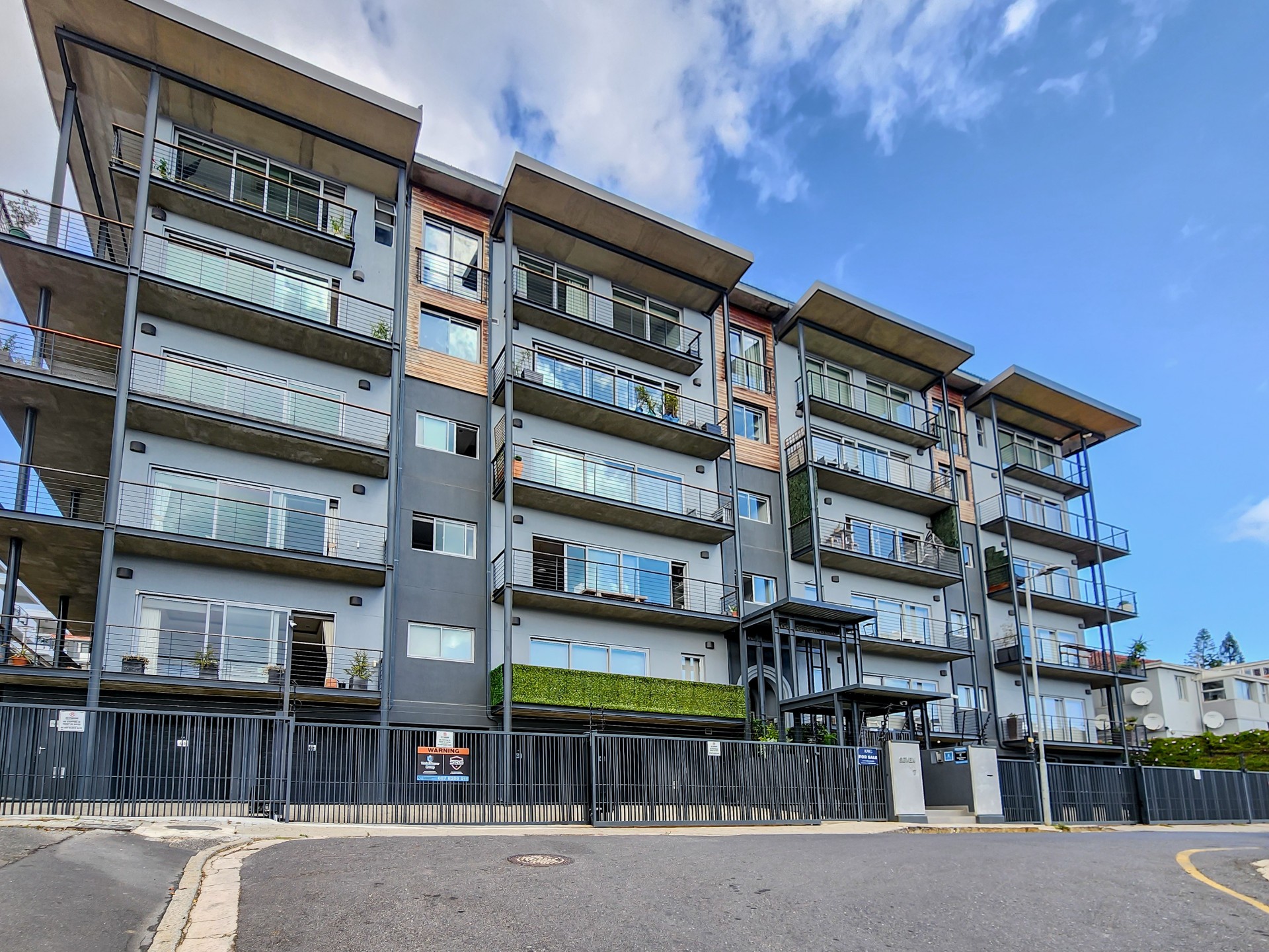 Spectacular Top-Floor Duplex Penthouse with Ocean Views in Prime Green Point Location to Rent