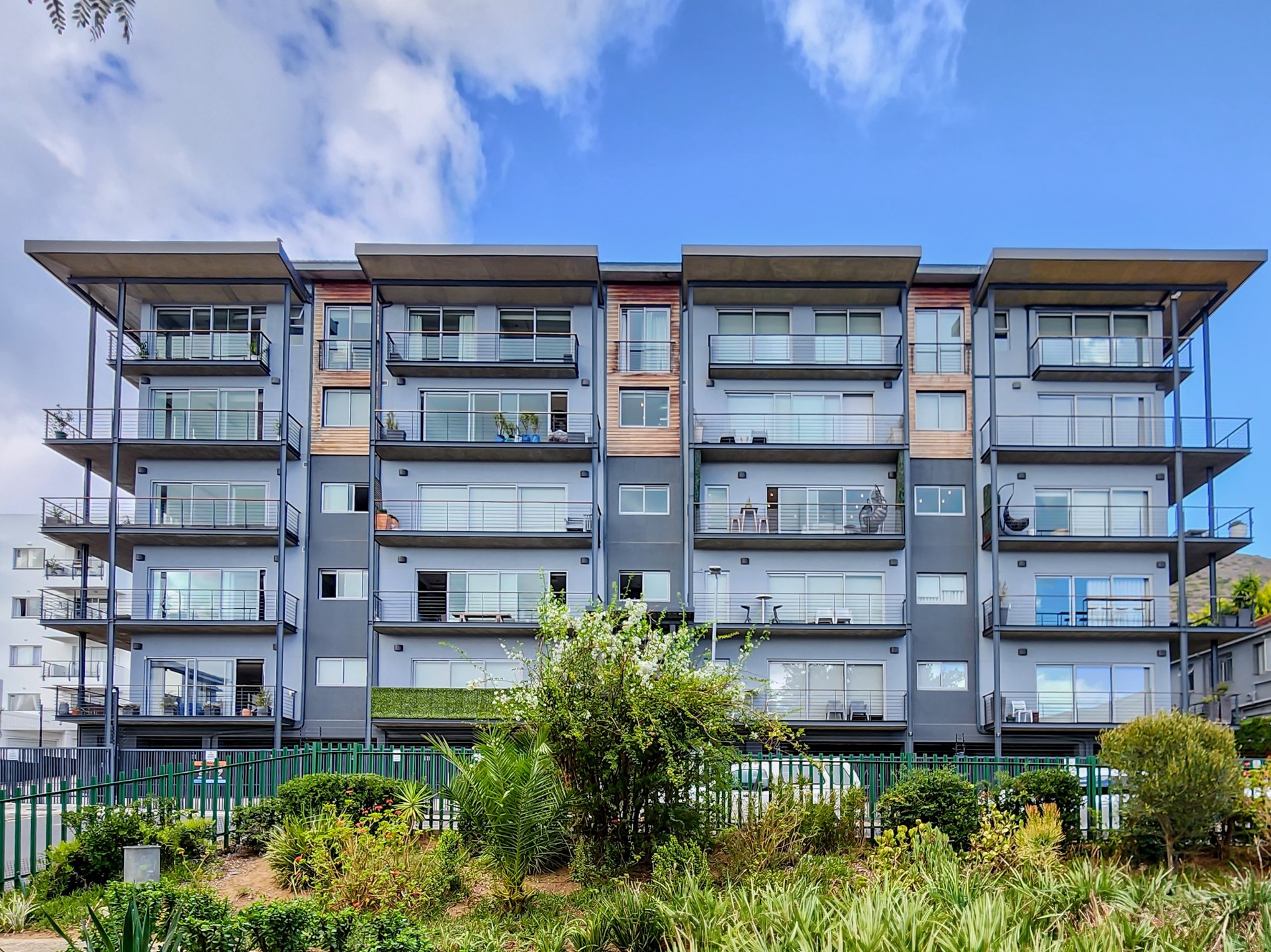 Spectacular Top-Floor Duplex Penthouse with Ocean Views in Prime Green Point Location to Rent