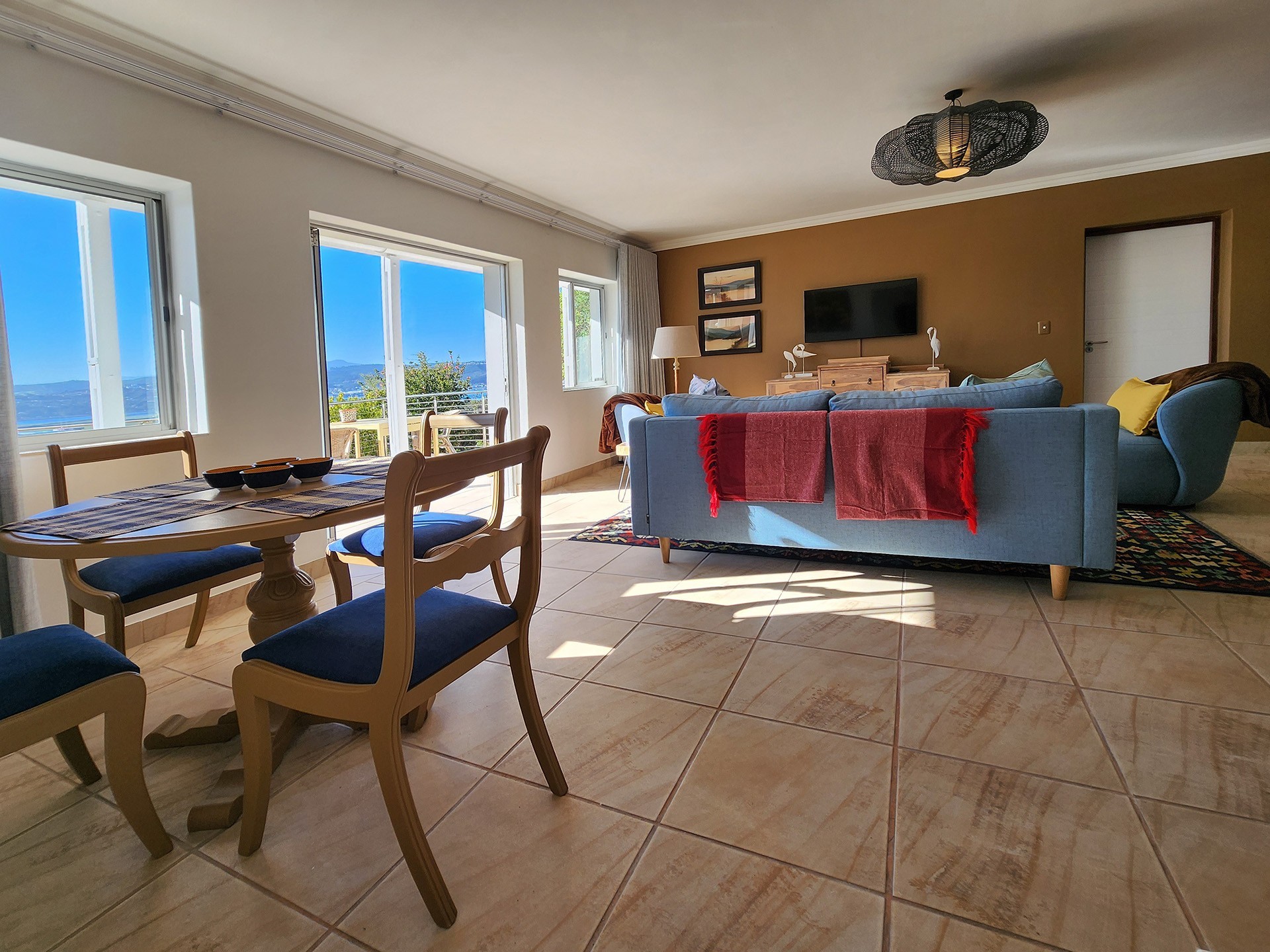 Beautifully Furnished 2 Bedroom Unit, Sunny, Views. Available until end November 2026.