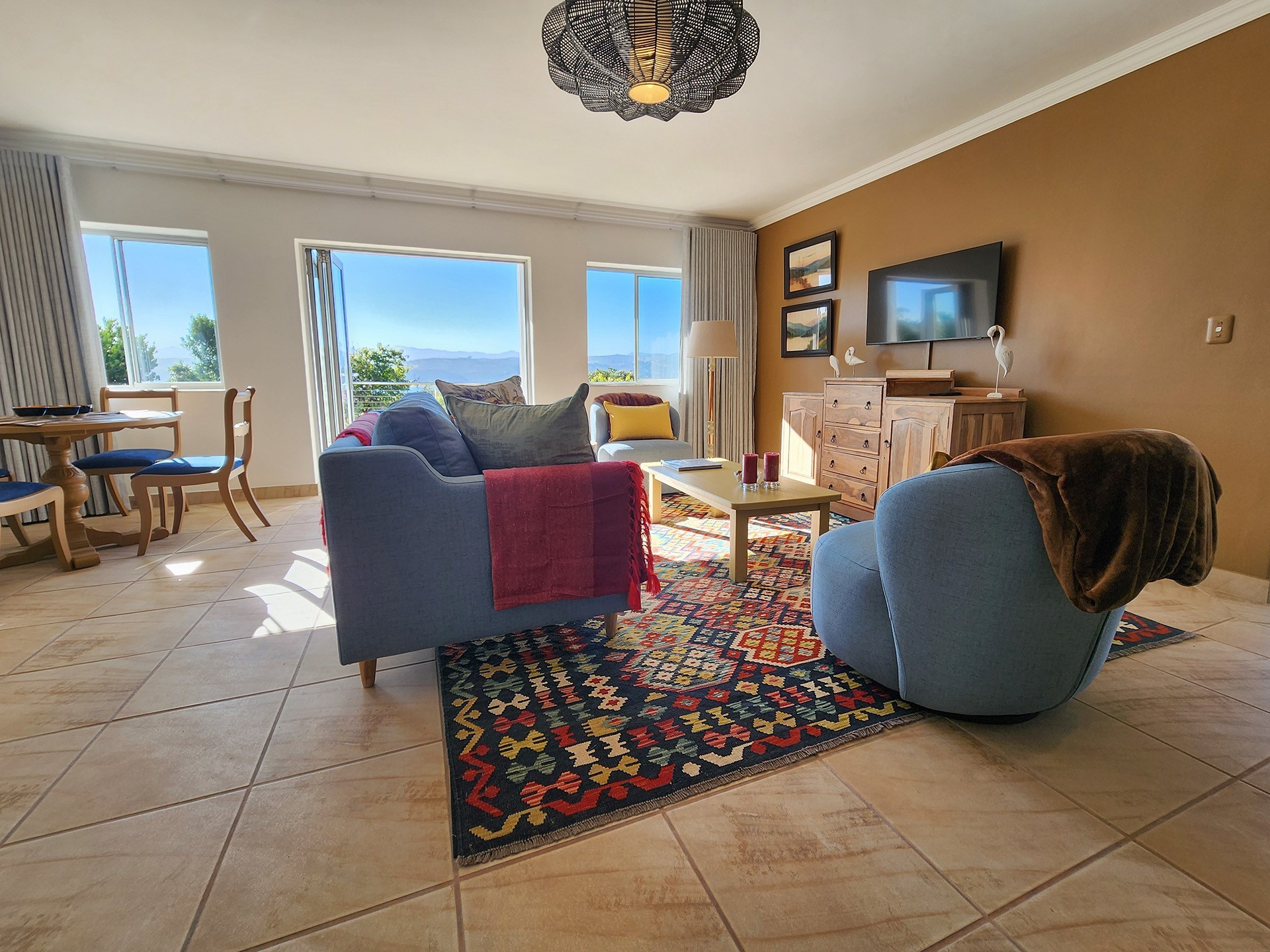 Beautifully Furnished 2 Bedroom Unit, Sunny, Views. Available until end November 2026.
