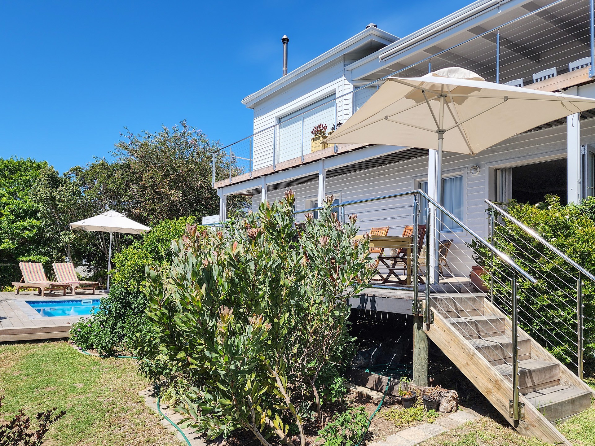 Beautifully Furnished 2 Bedroom Unit, Sunny, Views. Available until end November 2026.