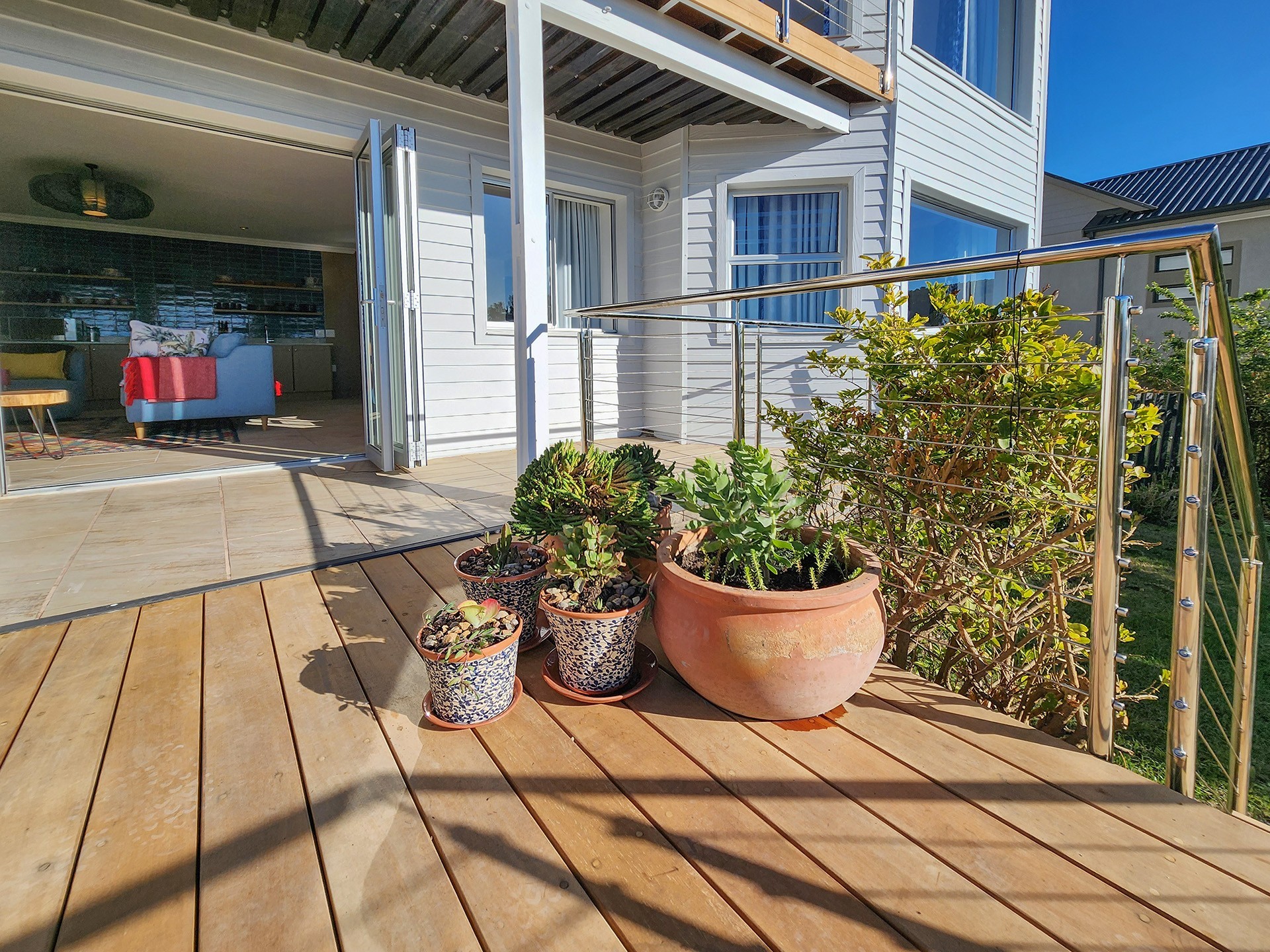 Beautifully Furnished 2 Bedroom Unit, Sunny, Views. Available until end November 2026.