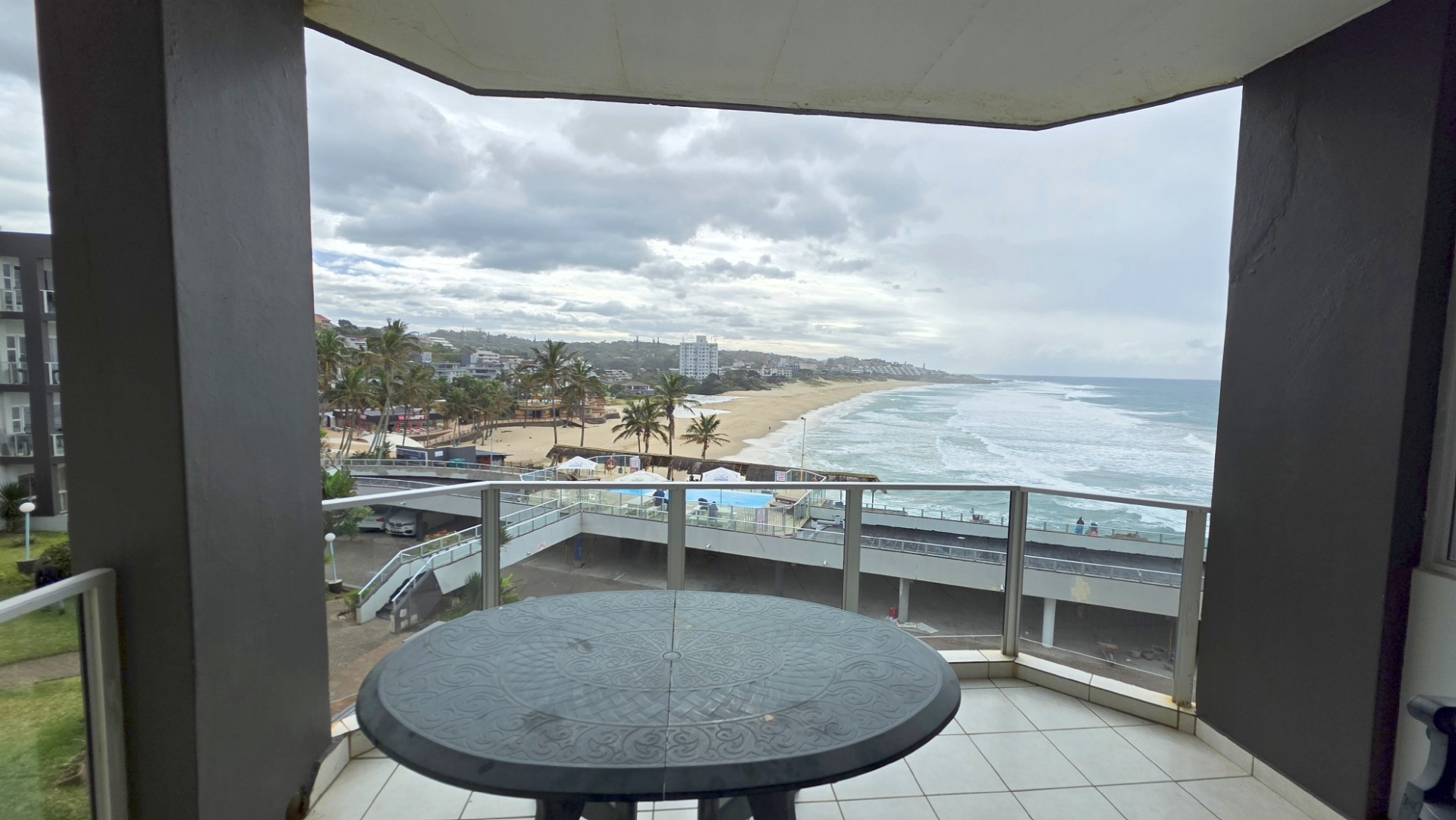 Beautiful 2 bedroom, 2 bathroom Beachfront Apartment For Sale in Margate, KwaZulu Natal