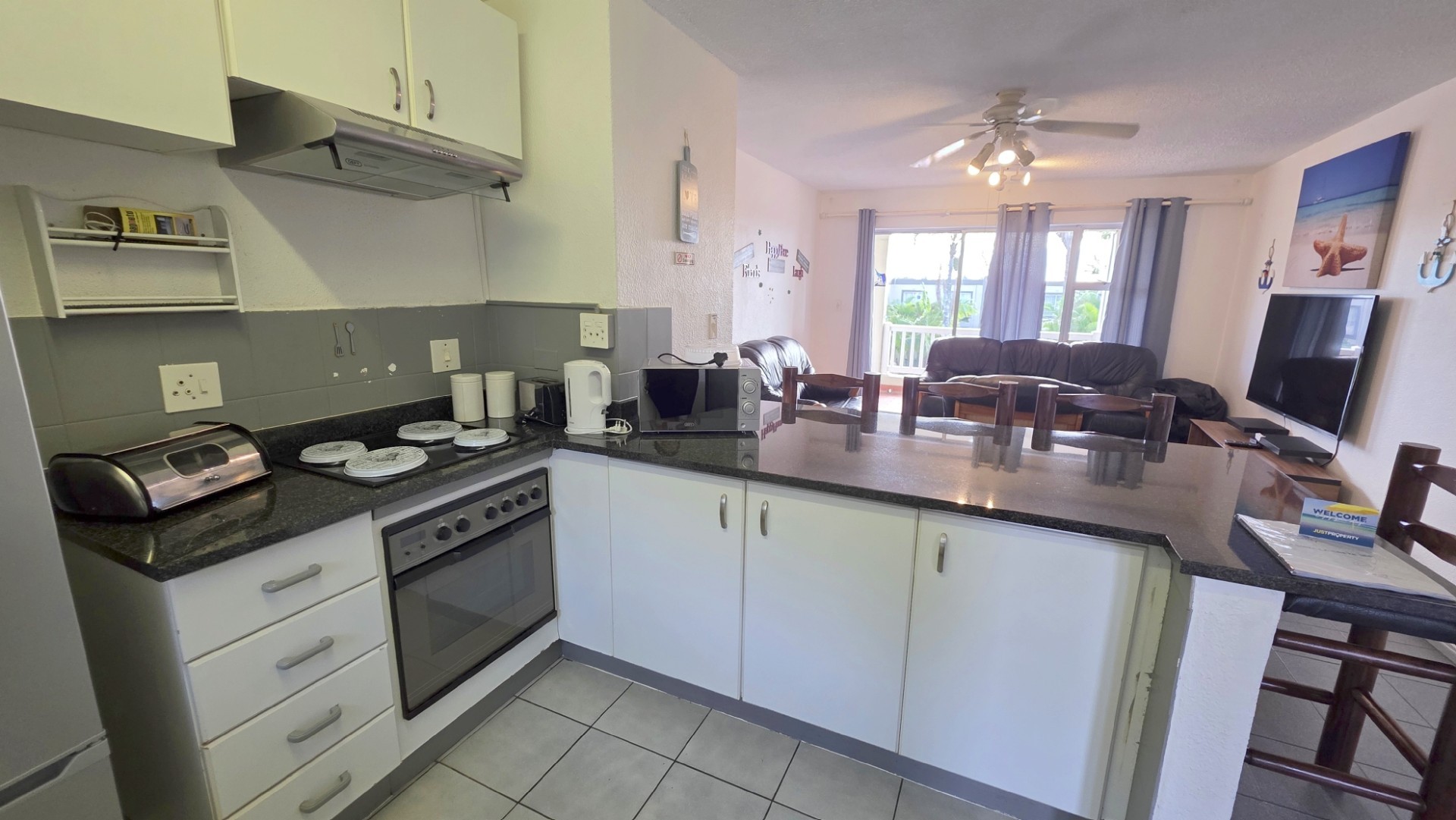 2 bedroom, 1 bathroom Beachfront Apartment For Sale in Popular Complex in Uvongo Beach