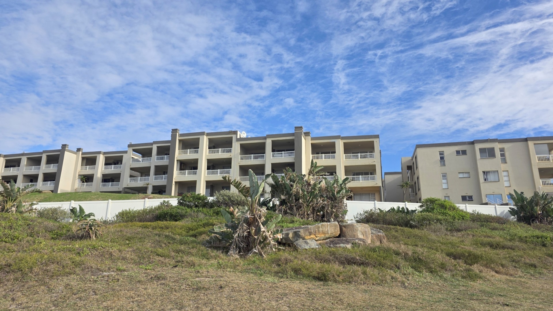 2 bedroom, 1 bathroom Beachfront Apartment For Sale in Popular Complex in Uvongo Beach