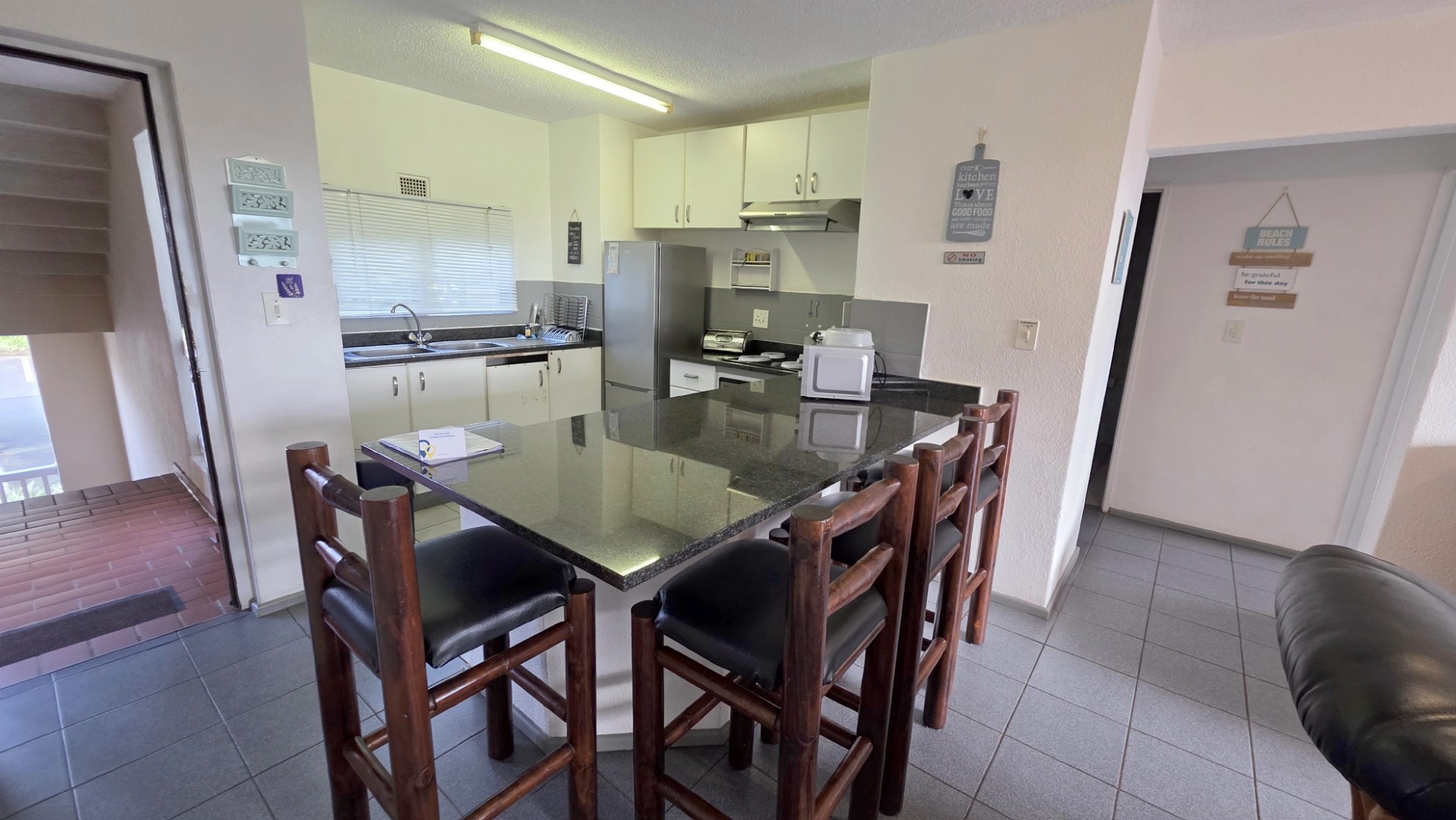 2 bedroom, 1 bathroom Beachfront Apartment For Sale in Popular Complex in Uvongo Beach