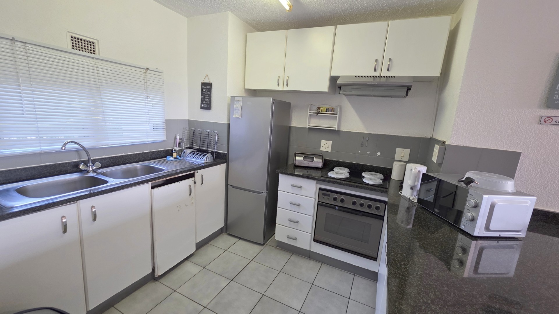 2 bedroom, 1 bathroom Beachfront Apartment For Sale in Popular Complex in Uvongo Beach