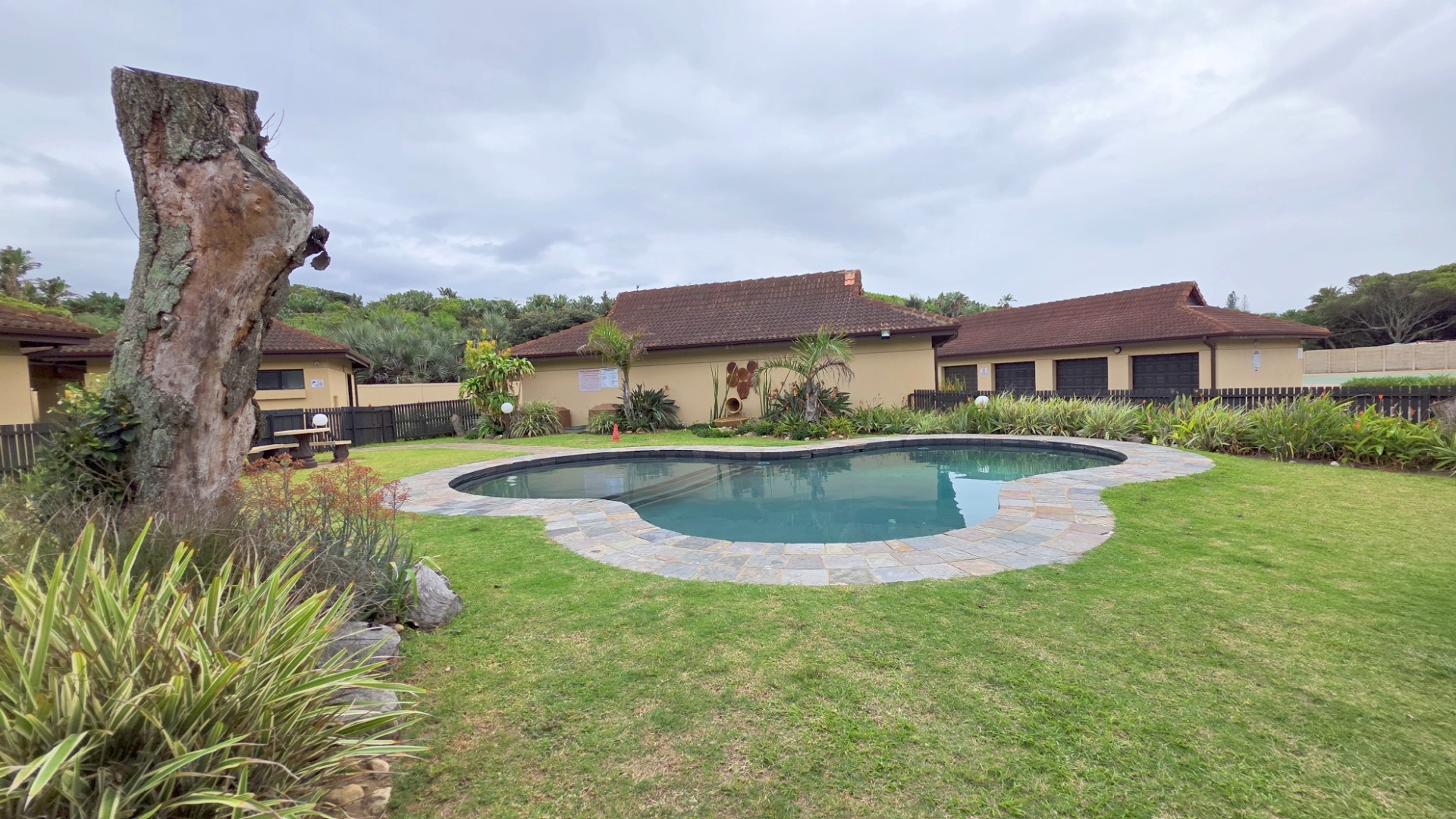 Spectacular 3 Bedroom. 2 Bathroom Beachfront Apartment For Sale in Pristine Complex in Shelly Beach