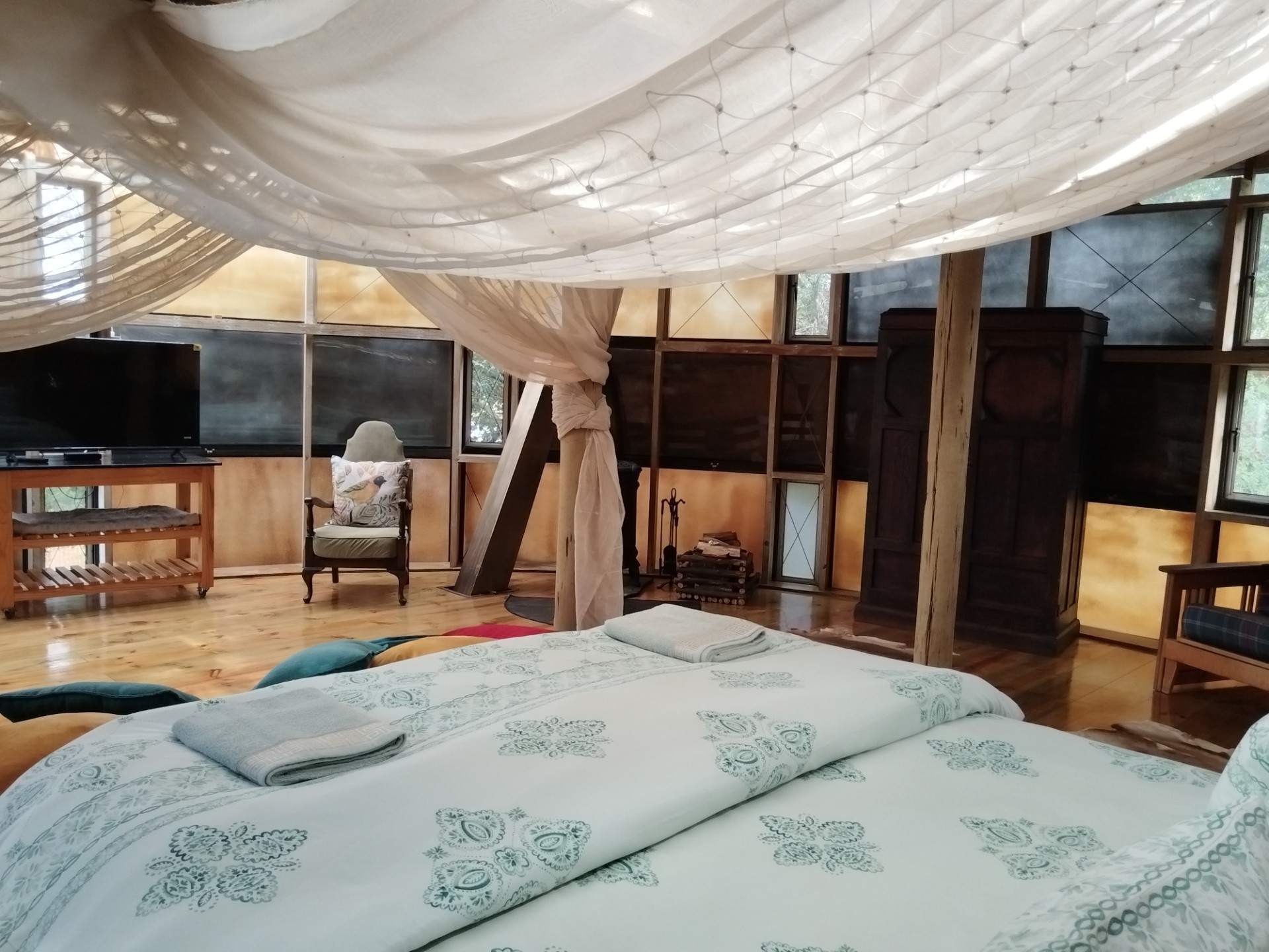 CHARMING INCOME GENERATING PROPERTY FOR SALE IN HOGSBACK