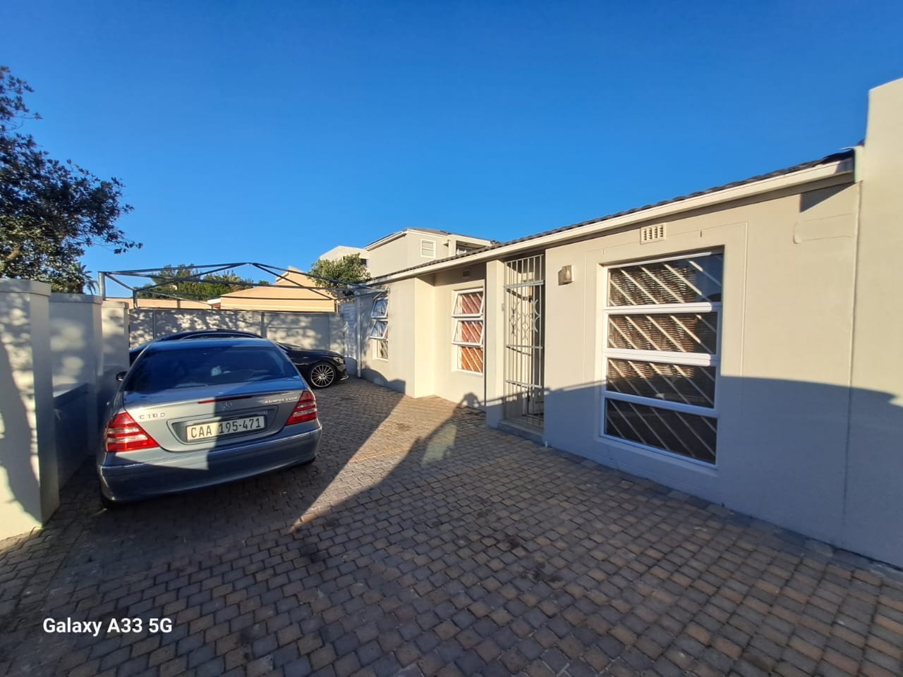 INCOME-GENERATING INVESTMENT PROPERTY WITH MULTIPLE DWELLINGS Ottery Cape Town