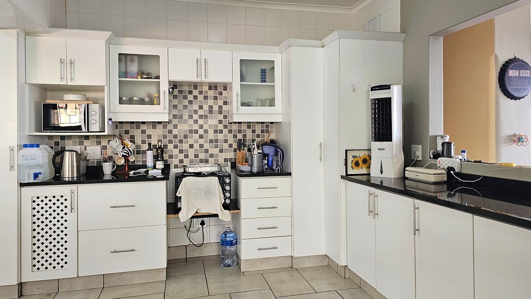 3 Bedroom , 3 Bathroom Family House with Flat