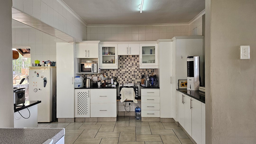 3 Bedroom , 3 Bathroom Family House with Flat