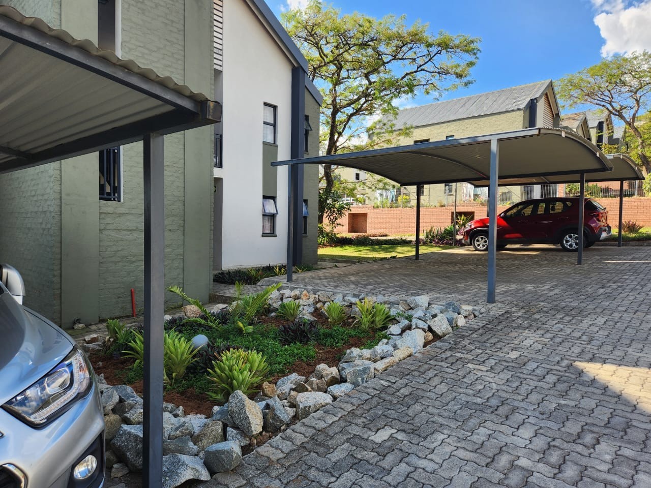 Groundfloor townhouse with private garden