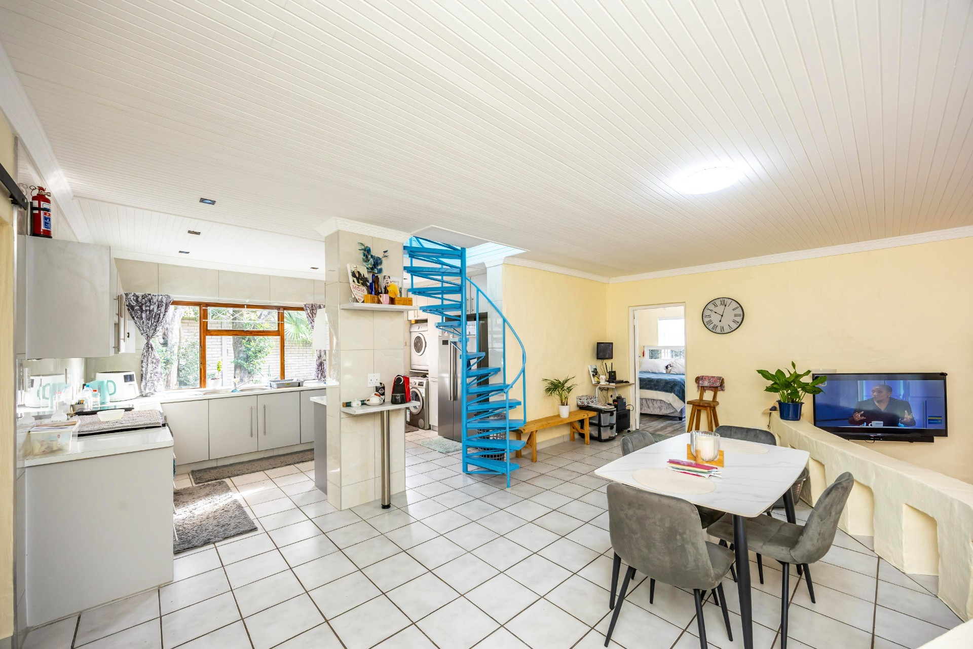 Coastal Living at Its Best - Versatile Family Home with Income Potential in Sunrise-on-Sea