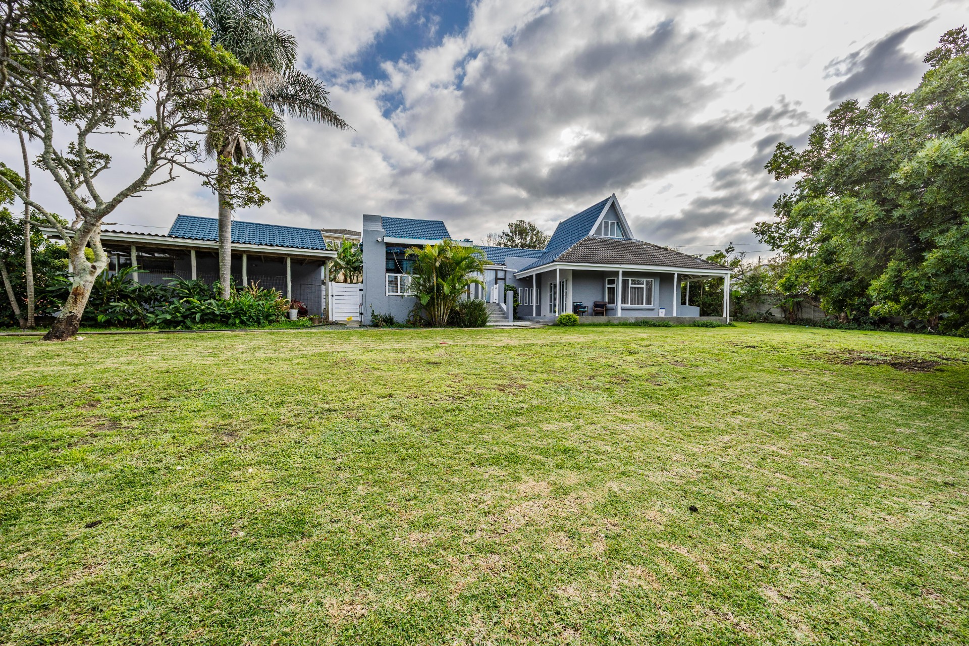 Coastal Living at Its Best - Versatile Family Home with Income Potential in Sunrise-on-Sea