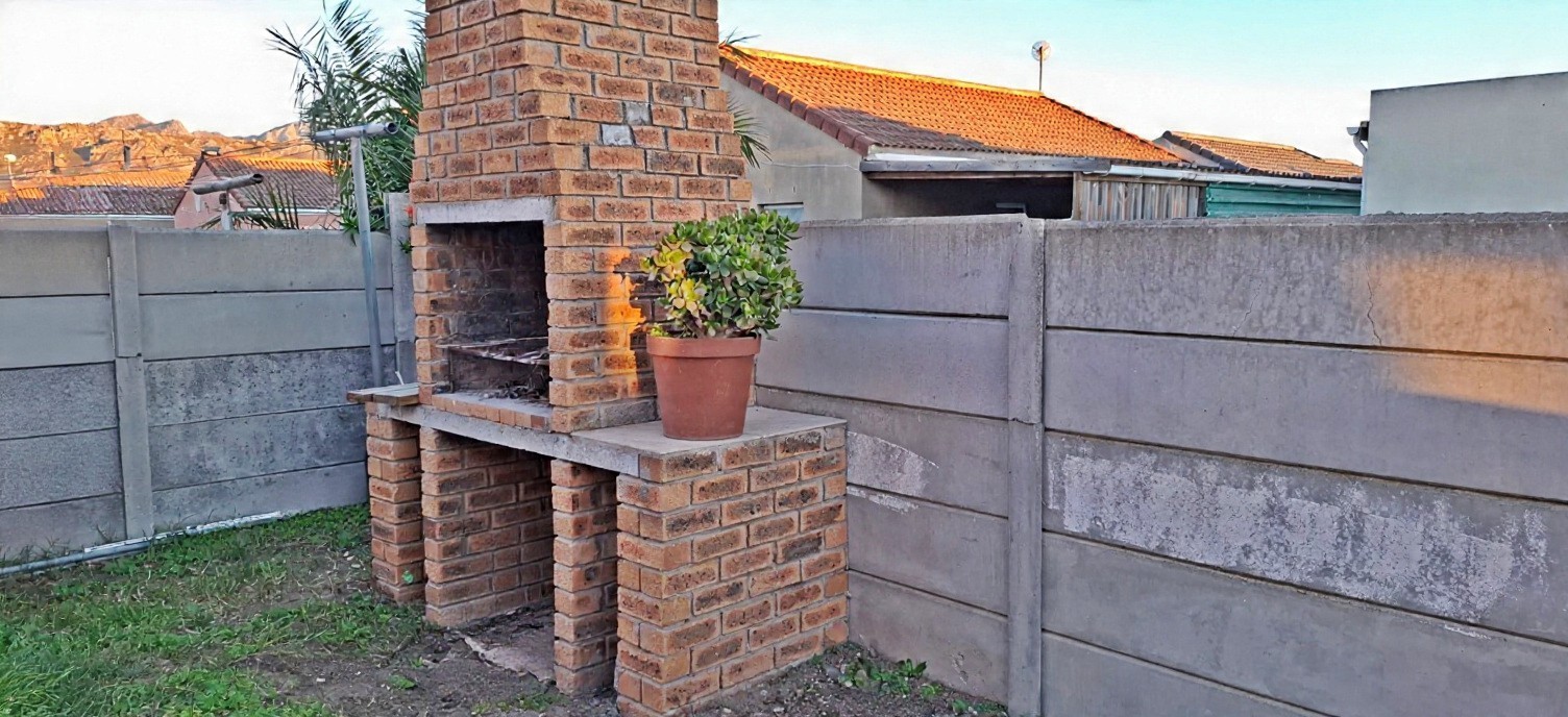 Spacious 3 Bedroom house with a batchelor apartment