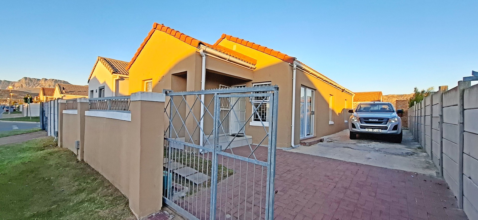 Spacious 3 Bedroom house with a batchelor apartment