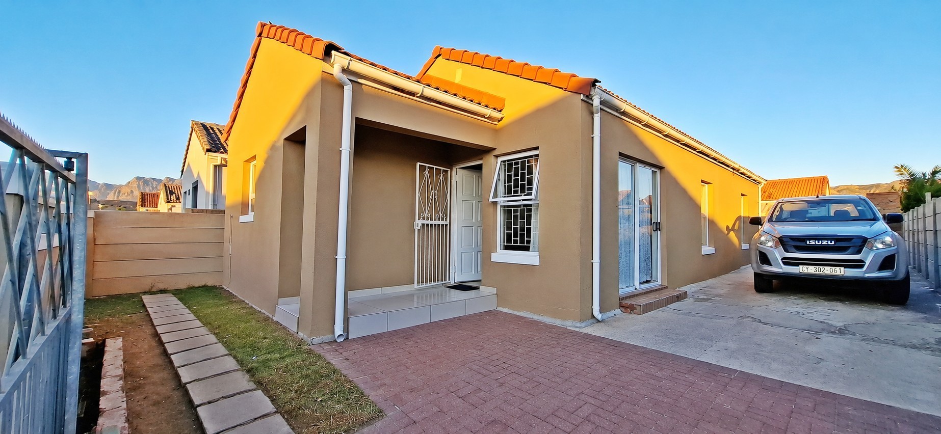 Spacious 3 Bedroom house with a batchelor apartment