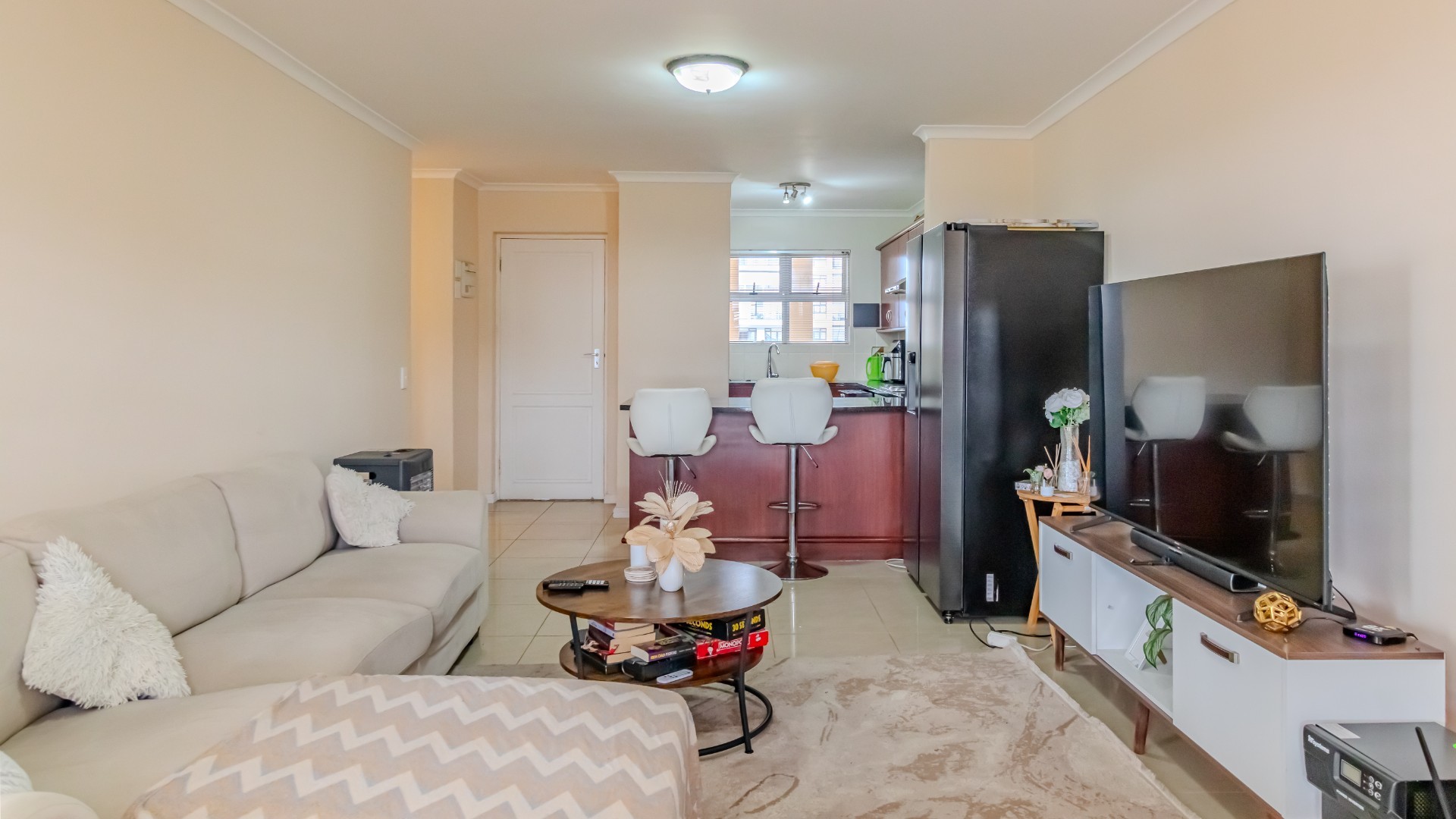 Spacious 2 Bedroom Apartment To Rent in Century City