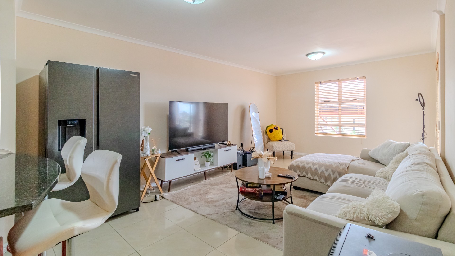 Spacious 2 Bedroom Apartment To Rent in Century City