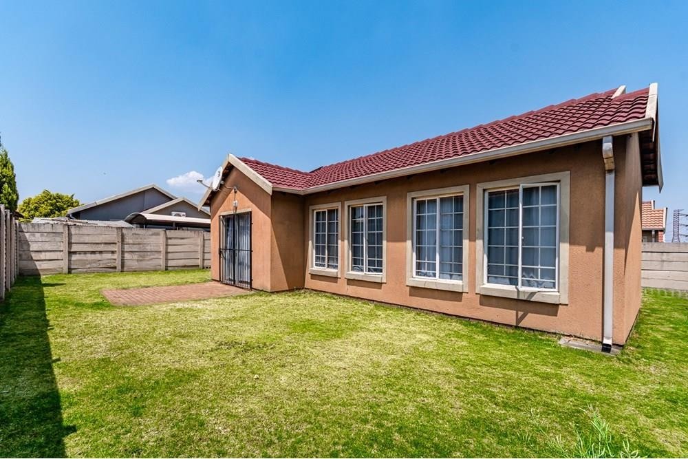 Exclusive 3-Bedroom Cluster Home in Secure Estate | Ideal for Professionals