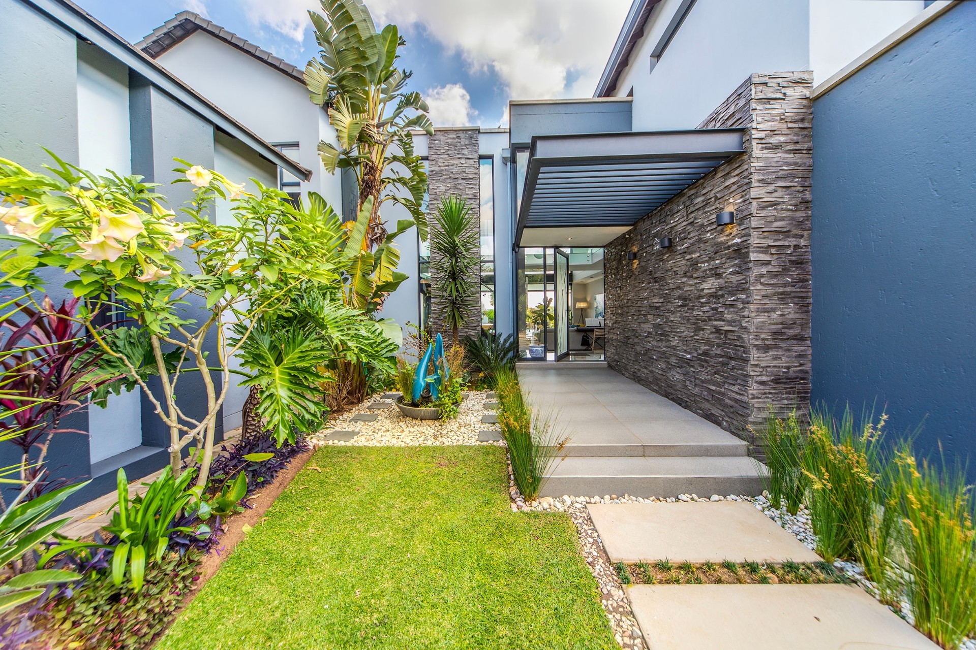 Modern Home in a Quiet Cul de Sac on a Greenbelt